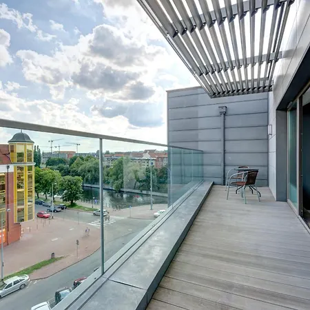 Apartmanhotel Dom & House Szafarnia Modern On The Motlawa River